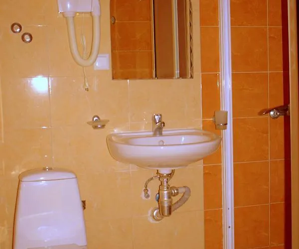 Отель Ryor - Breakfast And Free Parking 3*