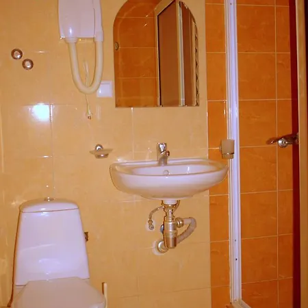 Отель Ryor - Breakfast And Free Parking 3*