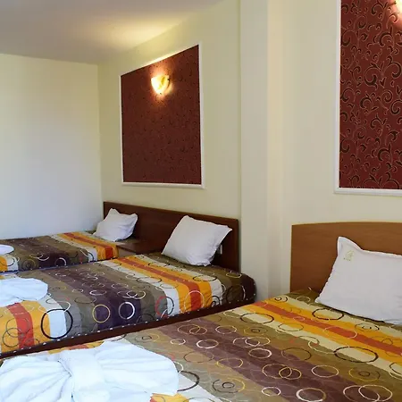 Отель Ryor - Breakfast And Free Parking 3*