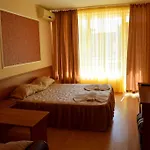 Ryor - Breakfast And Free Parking Отель