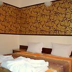 Ryor - Breakfast And Free Parking Отель