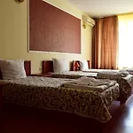 Ryor - Breakfast And Free Parking Отель